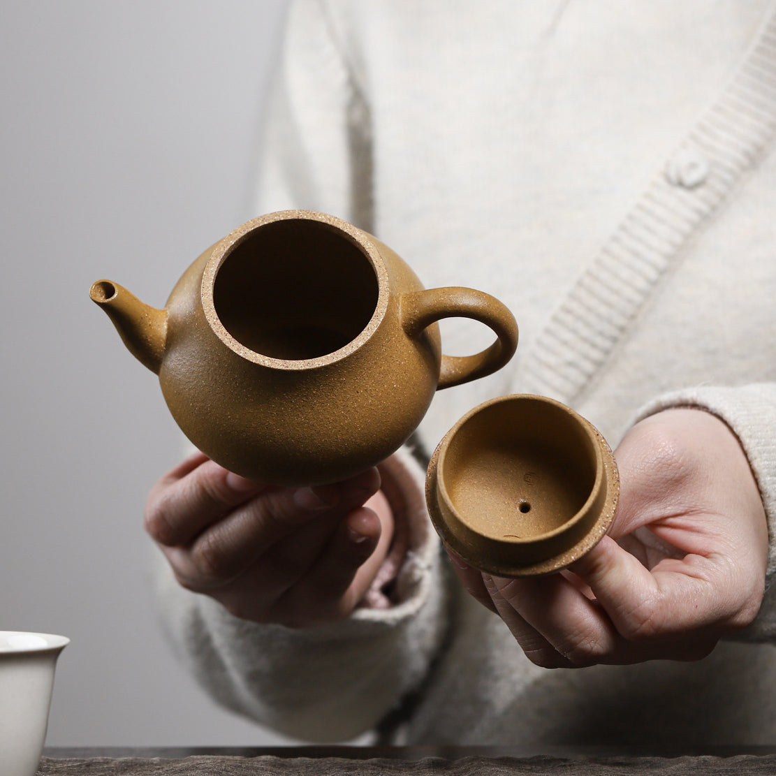 Pear-shaped purple clay pot old section mud