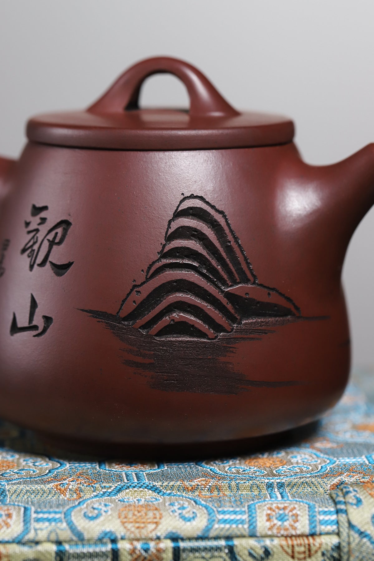 Guan Shan Gao Shi Piao Yixing Teapot – Carved Zisha Teapot (250ml)