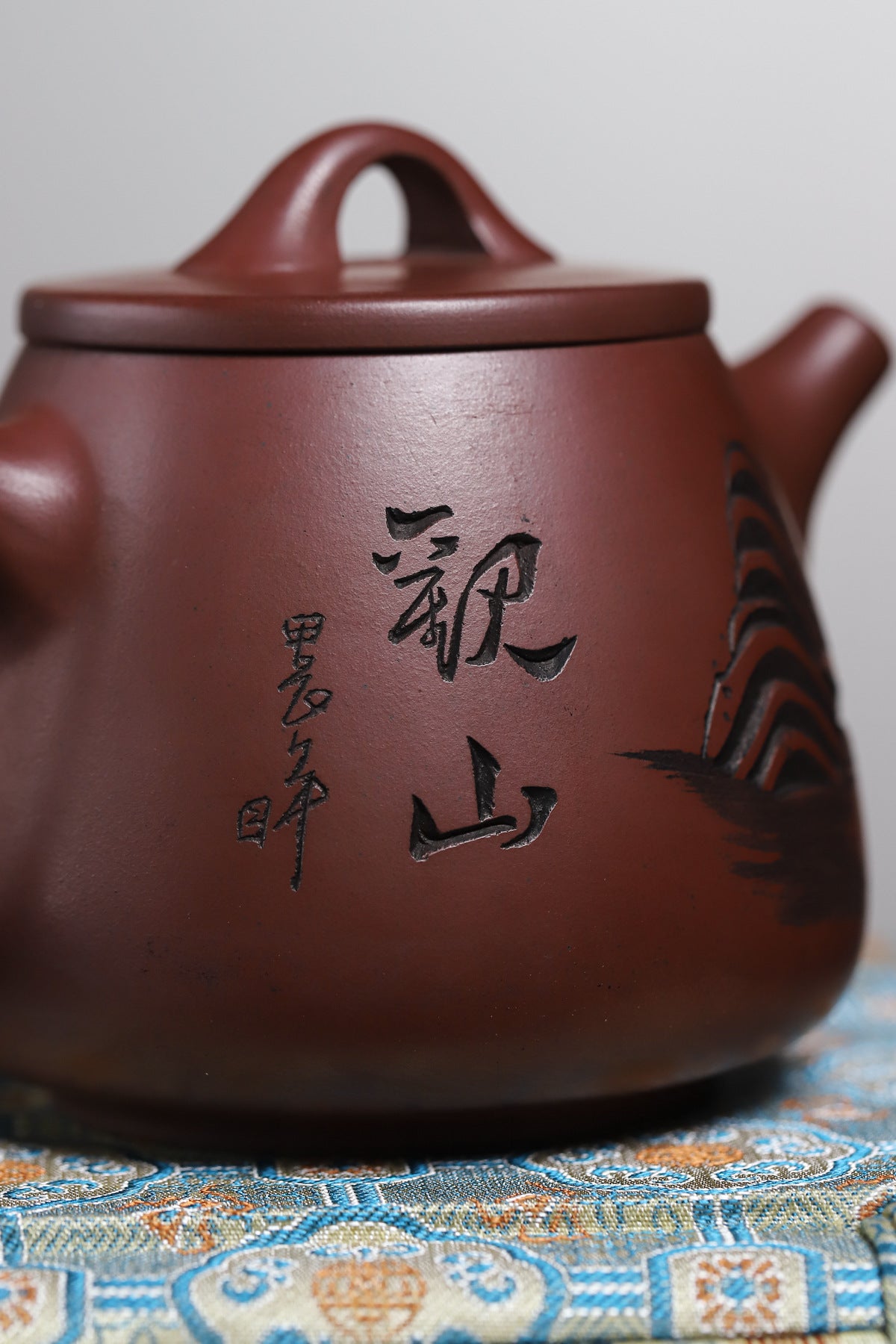 Guan Shan Gao Shi Piao Yixing Teapot – Carved Zisha Teapot (250ml)