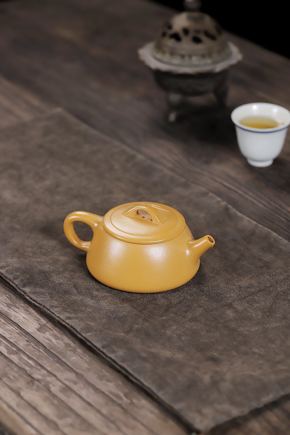 Flat-covered stone scoop gold section mud purple clay pot