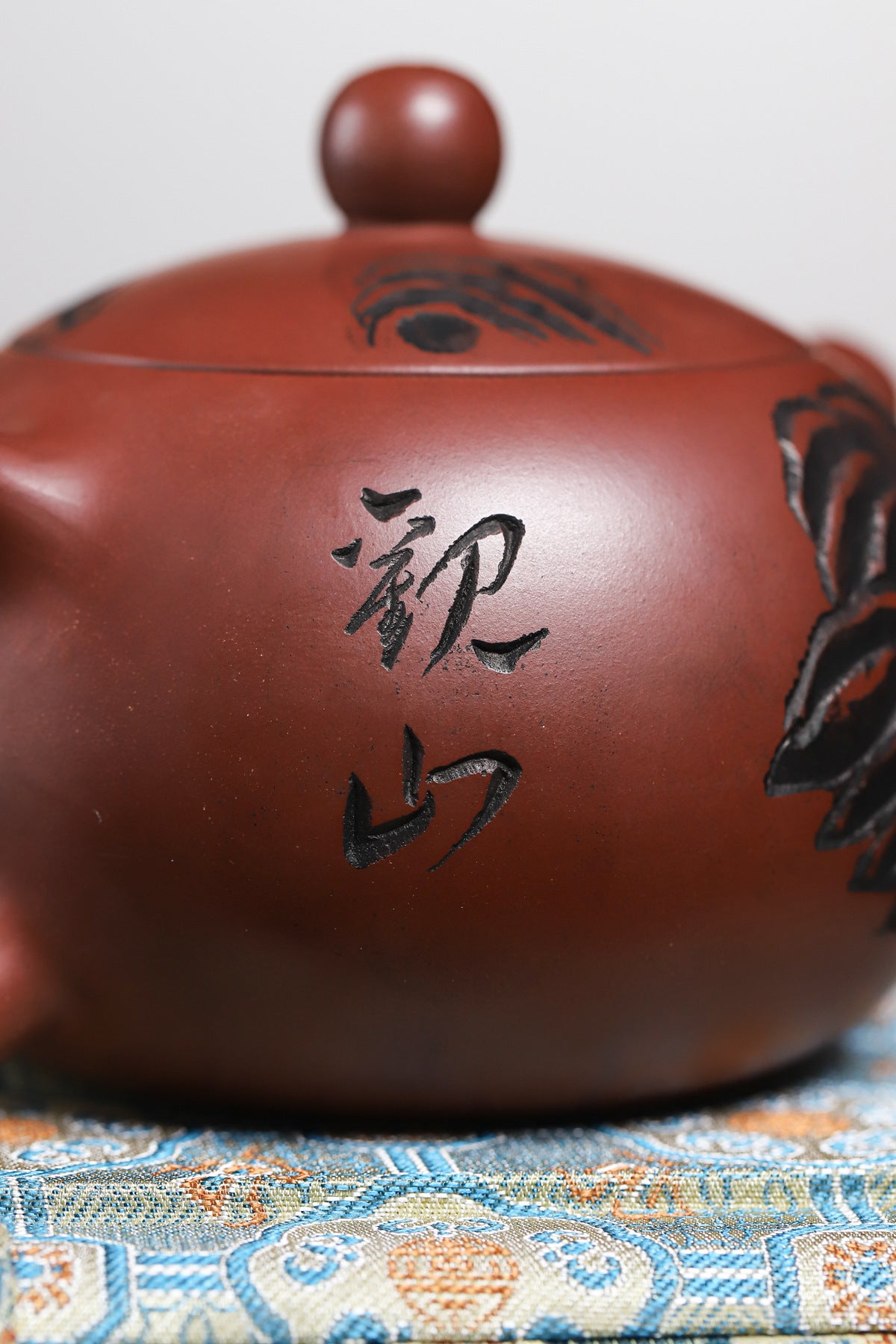 Guan Shan Xi Shi Yixing Teapot – Hand-Carved Zisha Teapot (220ml)