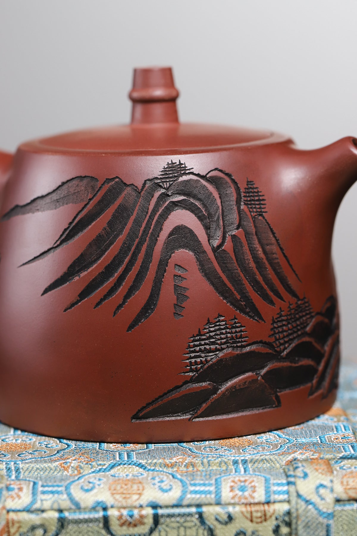 Dezhong Teapot in Longxuesha Clay, 430 ml