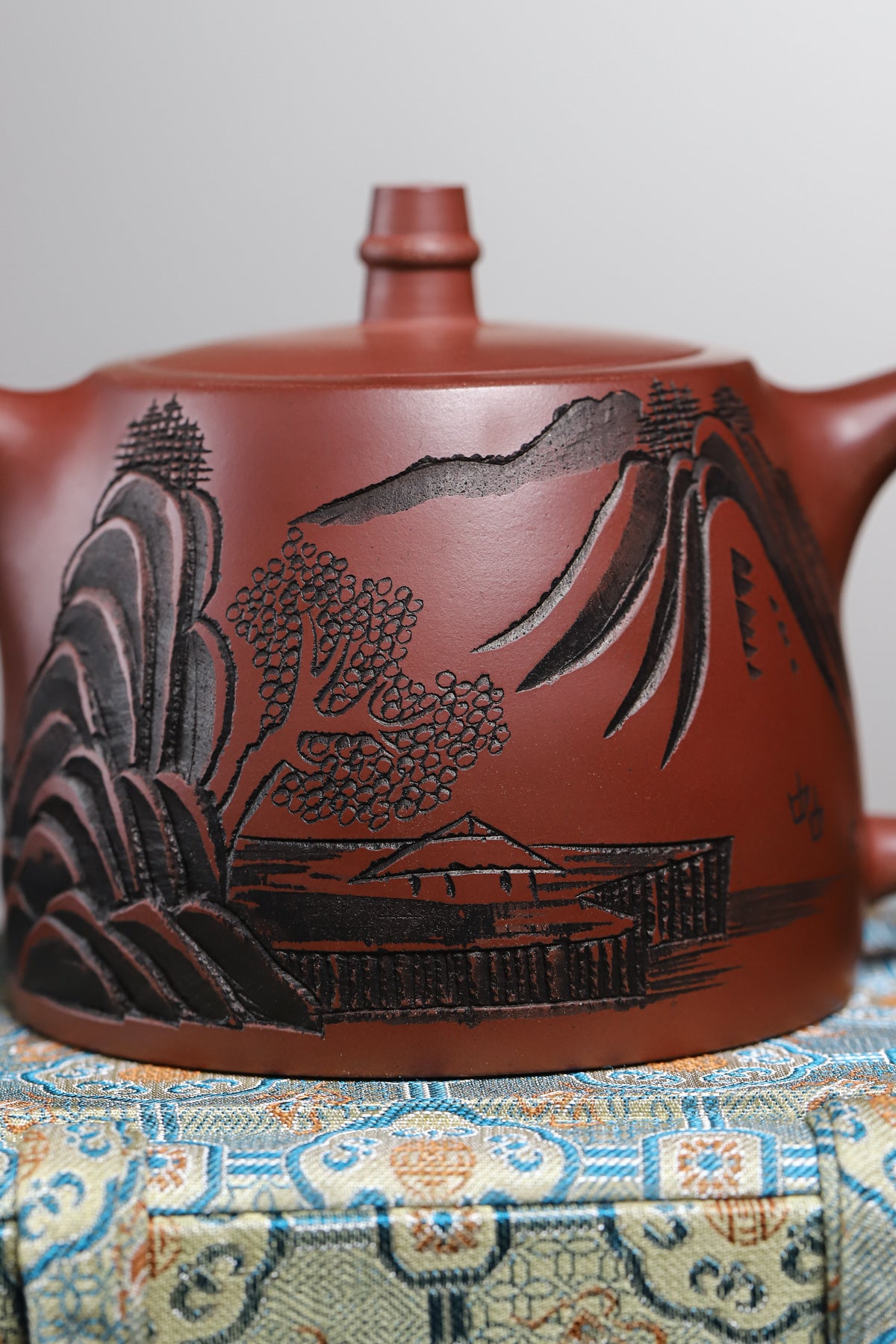 Dezhong Teapot in Longxuesha Clay, 430 ml